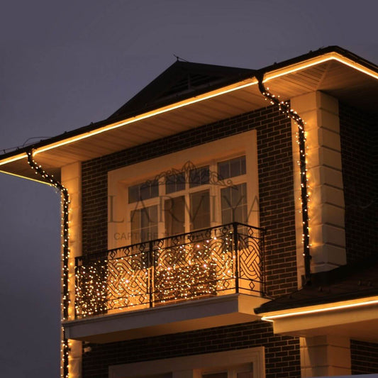 Evin çatı ve balkon kenarında amber neon LED