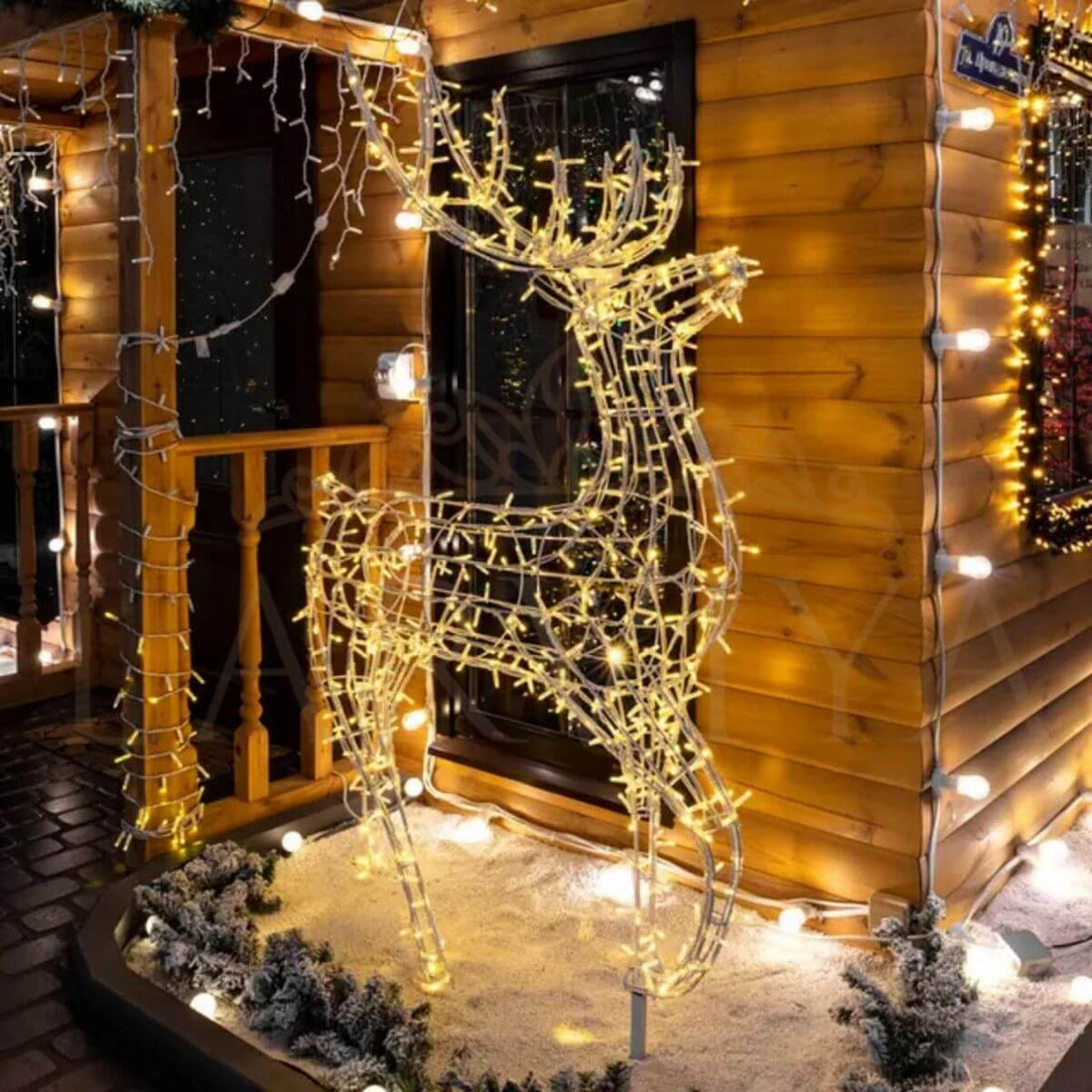 Bahçede ışıklı 3D geyik figürü ve saçak LED süslemesi